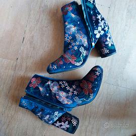 stivaletti in velour ricamati