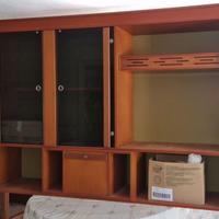 mobile con vetrina per riporre oggetti in un garag