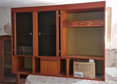 mobile con vetrina per riporre oggetti in un garag