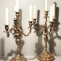 COPPIA di antichi CANDELIERI in bronzo