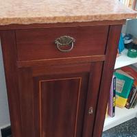 Due comodini in legno con ripiano in marmo