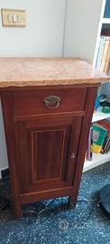 Due comodini in legno con ripiano in marmo