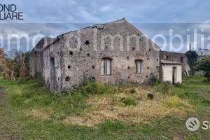 Terreno 15.000 mq con fabbricati a fiumefreddo