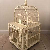 Gabbia per uccelli in legno e ferro verniciato.