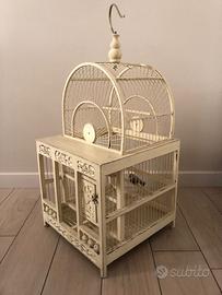 Gabbia per uccelli in legno e ferro verniciato.