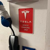 Cartello per area ricarica TESLA BMW JEEP MERCEDES