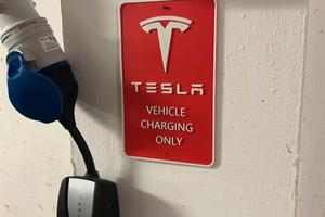 Cartello per area ricarica TESLA BMW JEEP MERCEDES