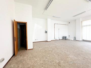 Locale commerciale con magazzino COM302