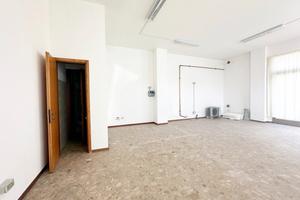 Locale commerciale con magazzino COM302