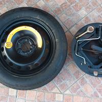 Ruotino di scorta completo di attrezzi