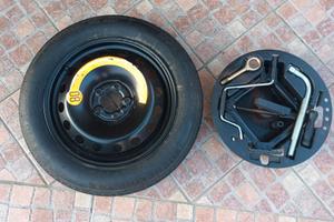 Ruotino di scorta completo di attrezzi