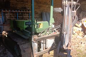 trattore agricolo cingolato con 3 200 ore