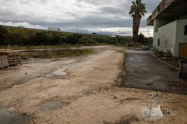 Capannone con locali,abitazione e area edificabile