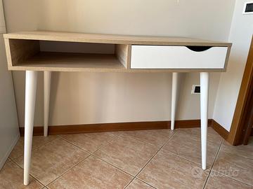 Scrivania stile scandinavo