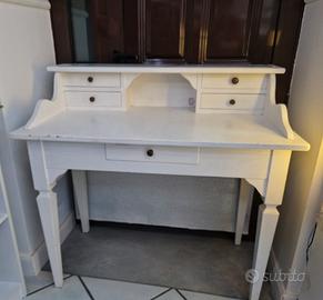 1 scrivania e 2 mobili