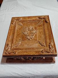 scatola in legno con decorazioni sopraelevati 