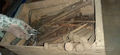 Chiodi antichi forgiati a mano