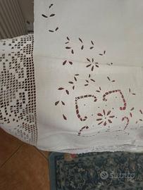 1 lenzuolo sopra molto ricamato