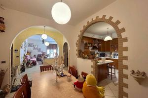 Appartamento di 100 m² con più di 5 locali e box a