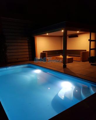 Piscina vetroresina con impianto di filtrazione