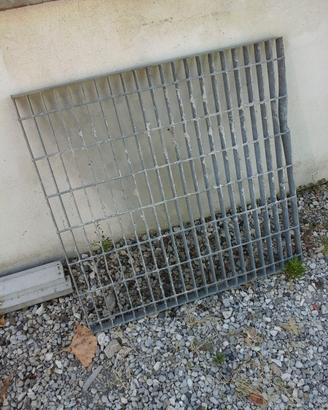 Griglia zincata 52,5 x 52,5 x spessore 2,5 cm.