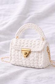 Mini bag intrecciata bianca con dettagli oro