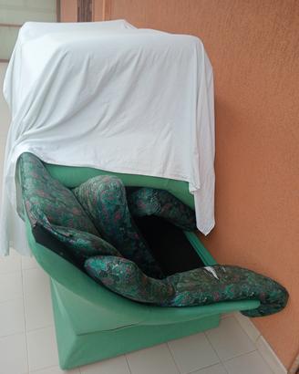 due divani uno due posti e l'altro tre posti 