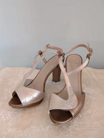 Sandalo con cinturino, in pelle color oro e beige