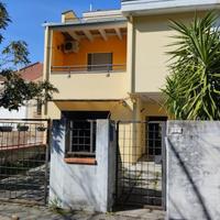 Abitazione su 3 livelli con cortile e giardino