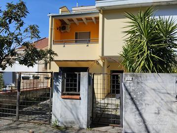 Abitazione su 3 livelli con cortile e giardino