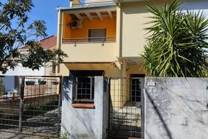 Abitazione su 3 livelli con cortile e giardino