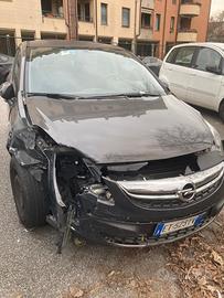 Opel Corsa incidentata
