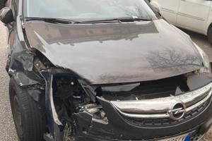 Opel Corsa incidentata