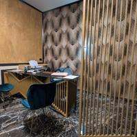 Scrivanie su misura e sedie effetto velluto uniche