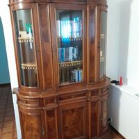 Credenze in stile antico, una singola e una doppia