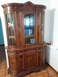 Credenze in stile antico, una singola e una doppia