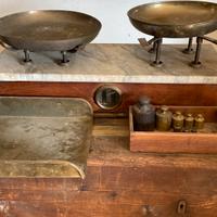 Bilancia antica con pesi