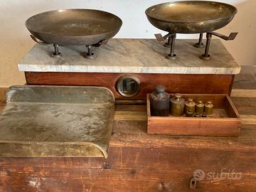 Bilancia antica con pesi