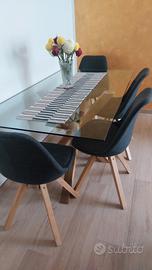 Tavolo con piano in vetro