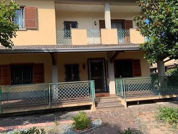 Villa padronale indipendente cn terreno e giardino