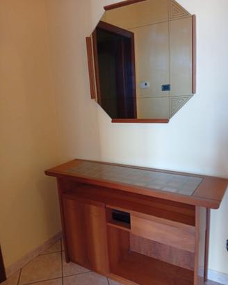 Ingresso, porta TV, porta bottiglie,tavolino ,vaso