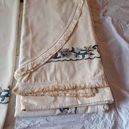 PARURE COPRILETTO CON RICAMO “BANDERA”