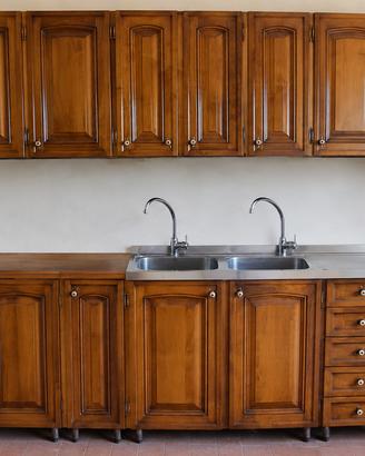 Cucina artigianale in legno di noce