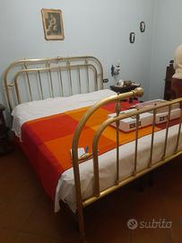 Struttura letto matrimoniale in ottone.