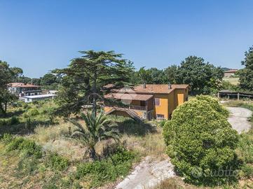 VILLA SINGOLA A BRACCIANO