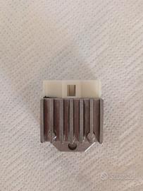 Regolatore raddrizzatore di tensione 12 V