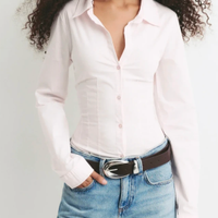 Camicia in popeline rosa aderente con pinces