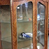 Vetrina con cimasa in bronzo e intarsi v