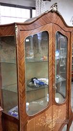 Vetrina con cimasa in bronzo e intarsi v