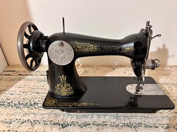 Macchina da cucire Singer antica